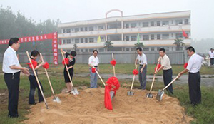 出席占城中心小学“思源楼”涤讪仪式